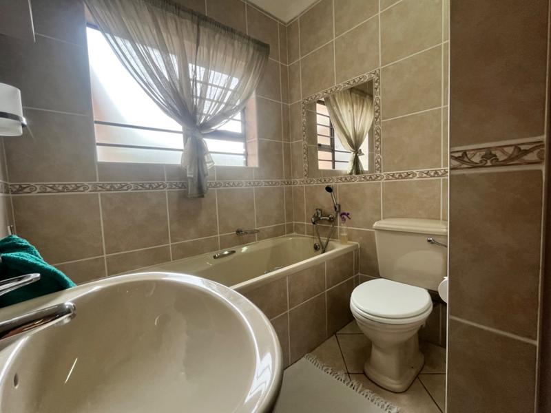 4 Bedroom Property for Sale in Fraaiuitsig Western Cape